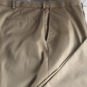 Haggar Classic Fit khaki pants size 44x29 In excellent condition